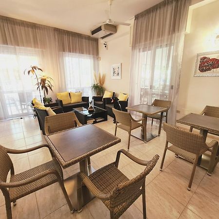 Hotel Laura Чезенатико Экстерьер фото